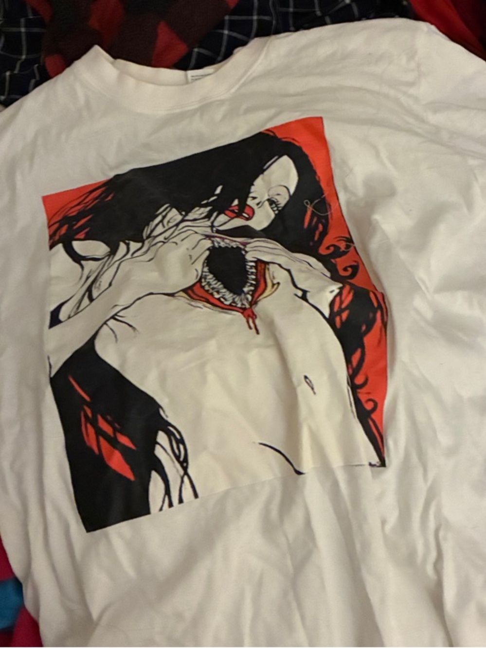 White Short-Sleeve Graphic Tee with Red & Black Illustration Large